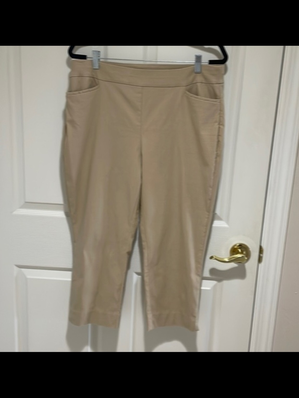 Chico's Classic Pull-On Capri Pants in Light Beige
